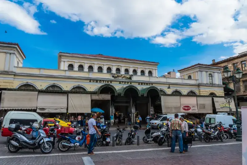 Exterior del mercado Varvakeios en el centro de Atenas
