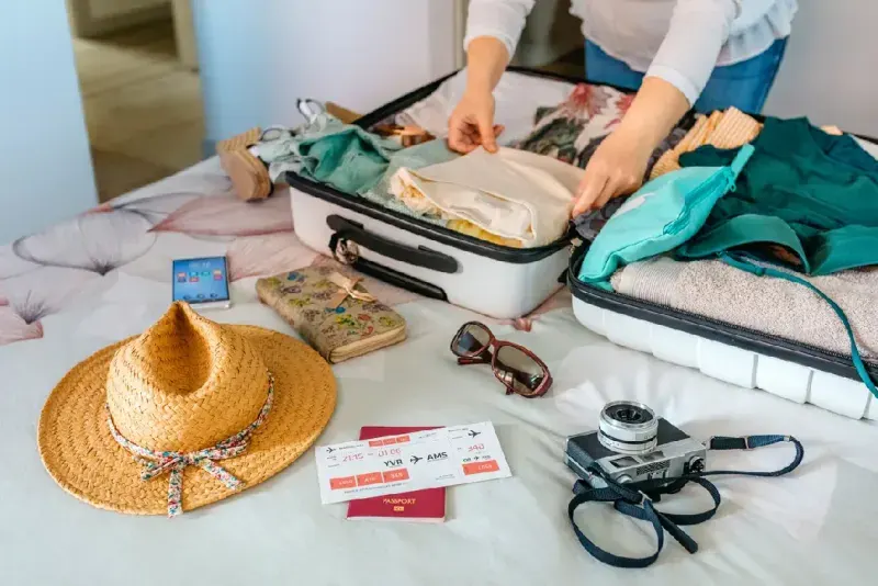 Mujer preparando una maleta.