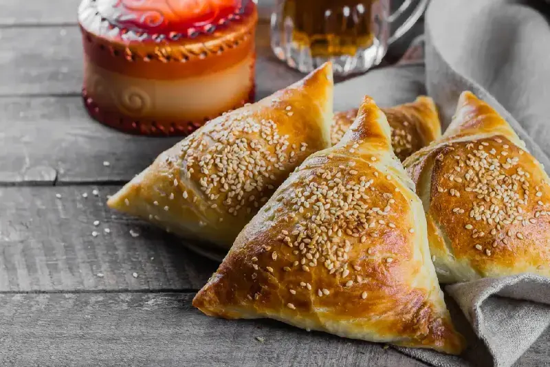 deliciosas-samosas-uzbekas-carne-taza-te-mesa-madera