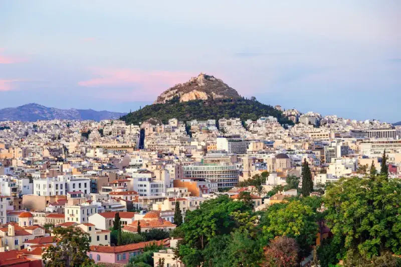 Vista de la ciudad de Atenas y el monte Licabeto al atardecer