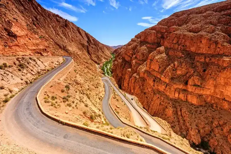 Las Gargantas del Todra son un cañón situado en la parte oriental de las montañas del Alto Atlas en Marruecos. Es un popular destino turístico del país.