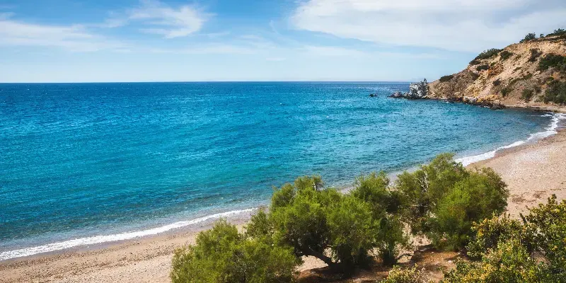 Idílica playa salvaje y remota en la isla de Naxos, Grecia.