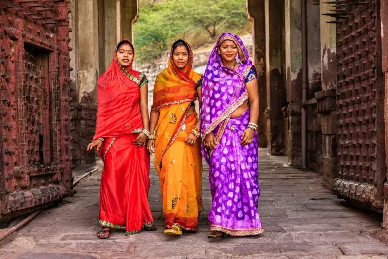 Tres mujeres indias, vestidas con saris, cerca de Jodhpur, en Rajastán.