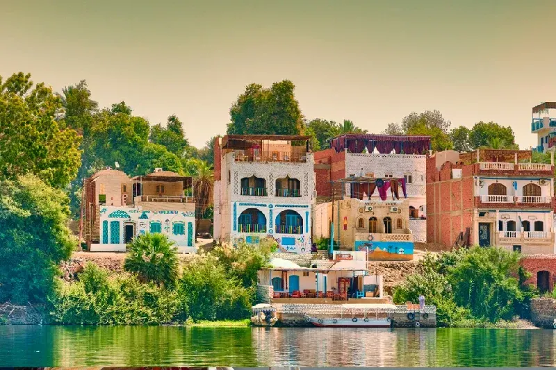 Charmante farbenfrohe Häuser am Ufer des Nils in Ägypten mit malerischer Aussicht.