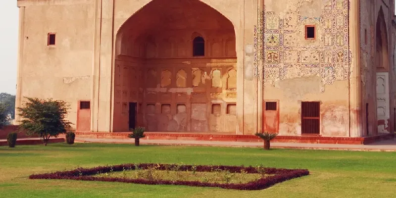 La tumba de Allama Afzal Khan Mullah, también conocido como Chini Ka Rauza.