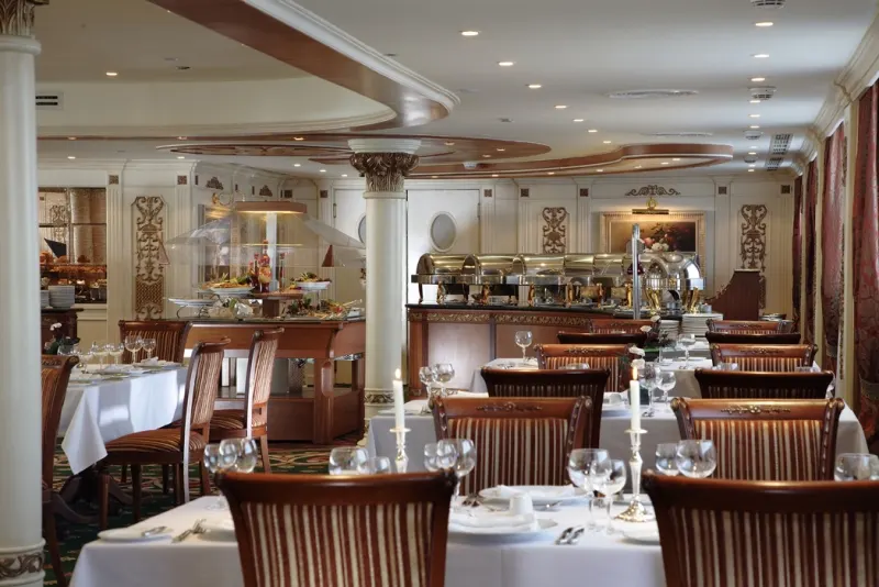 Le restaurant sur le bateau de croisiere
