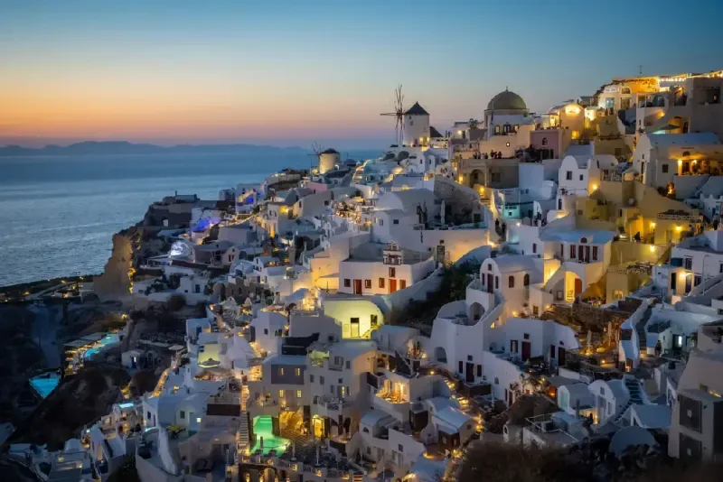 paisaje-urbano-atardecer-luces-ciudad-pueblo-oia-noche-santorini