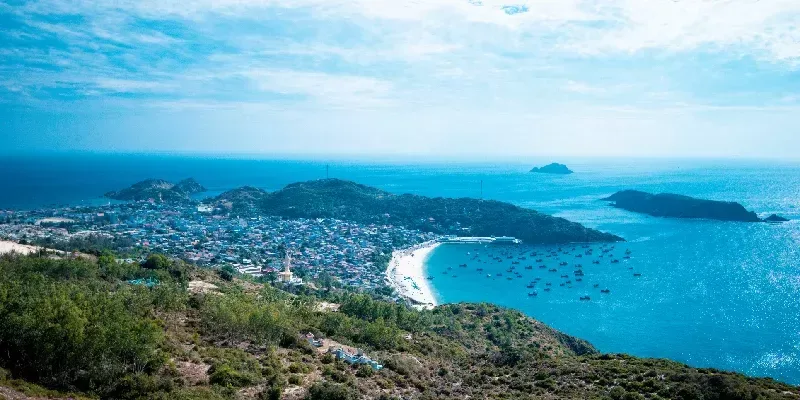 Hermoso paisaje de Eo Gió, Quy Nhơn, Vietnam, visto desde arriba.