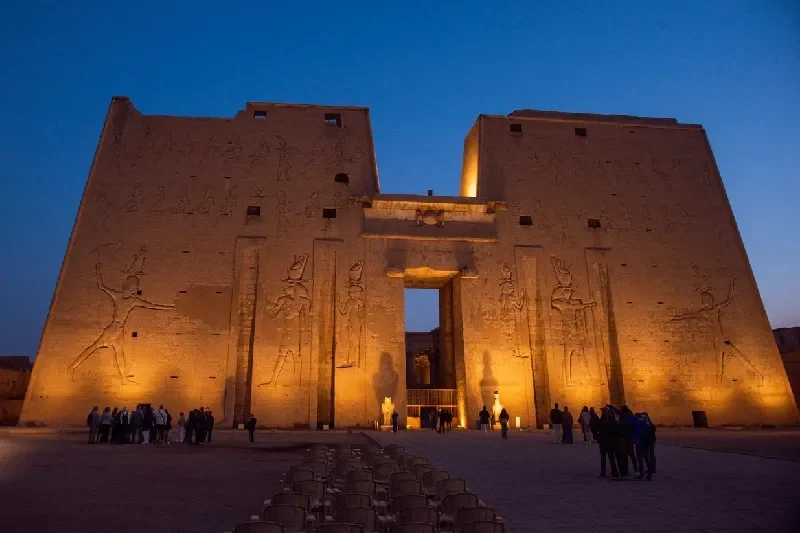 Edfu-Tempel bei Nacht, Ägypten