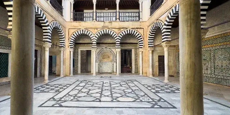 Vista del interior del patio abierto del Mausoleo de Sidi Abid el Ghariani en la antigua medina de Kairuán, Túnez.