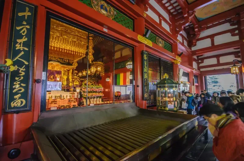 visitantes-rezando-no-salao-principal-do-senso-ji
