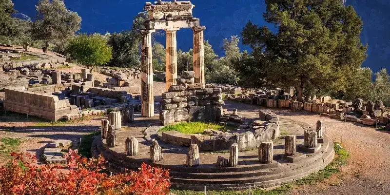 ruinas-templo-atenea-pronaia-antigua-delfos-grecia