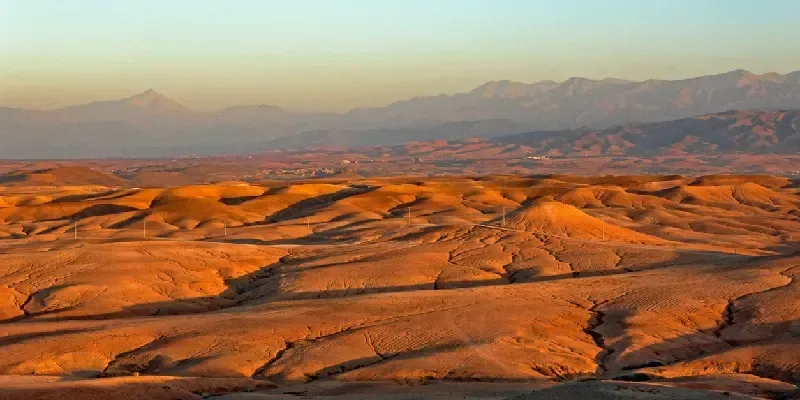 belo-por-do-sol-no-deserto-de-agafay-em-marrakech-marrocos