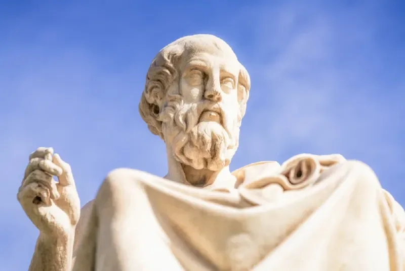 estatua-del-antiguo-filosofo-griego-platon-fuera-de-la-academia-de-atenas
