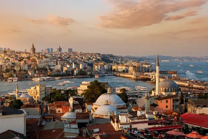Vista aérea del Bósforo y del Cuerno de Oro en Estambul, Turquía.