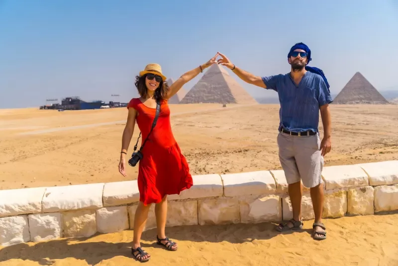 Pareja tomando selfie frente a las Pirámides de Guiza