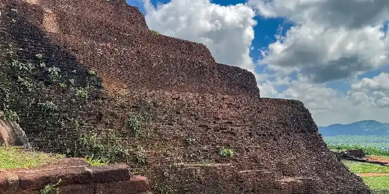 Ruinas en la cima de la Roca de Sigiriya, restos de ladrillos del palacio, Sitio Patrimonio de la Humanidad.