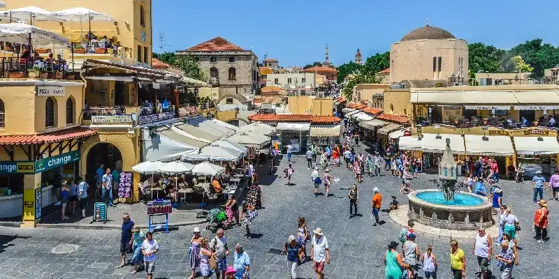 Los turistas disfrutan de la Plaza Hipócrates en el histórico casco antiguo de Rodas, Grecia.