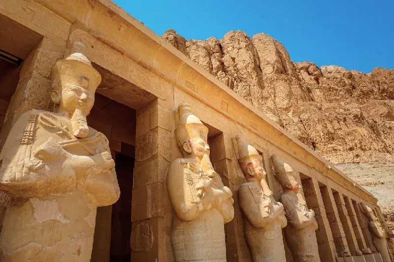 Antike Steinstatuen vor dem Tempel der Hatschepsut in der Nähe des Tals der Könige am Westufer von Luxor, Ägypten