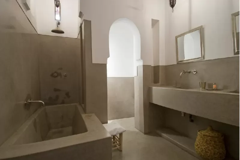 Moroccan bathroom in tadelakt, a special moroccan stucco