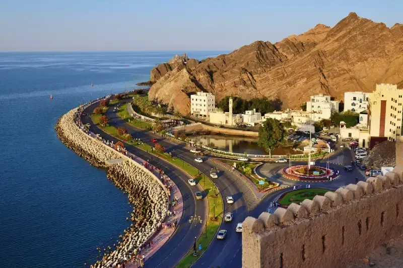 Muscat, Oman: vista sulla Corniche di Mutrah dal Forte di Mutrah a Muscat, Sultanato dell’Oman.