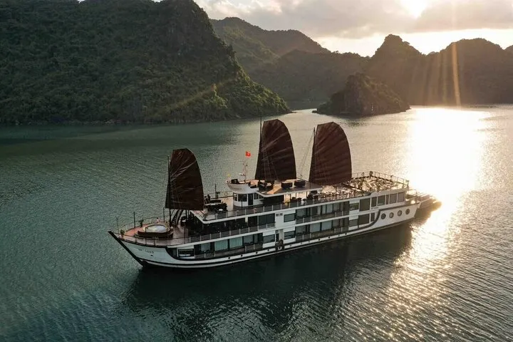 Amanda Cruise Ha Long Bay 