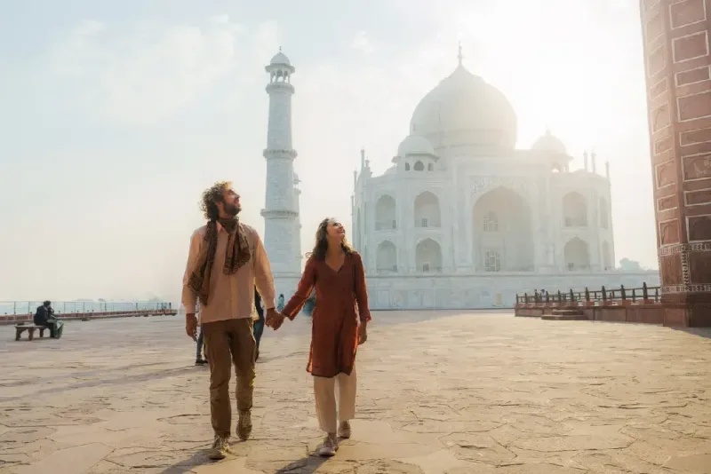 Hombre y mujer explorando juntos el Taj Mahal durante un viaje experiencial por India