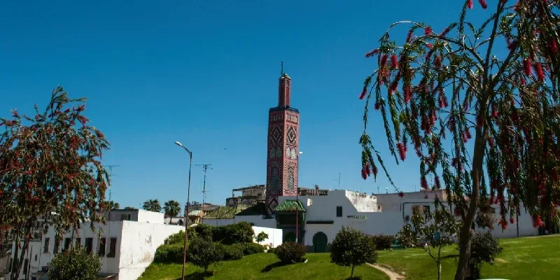 minarete-de-la-mezquita-sidi-bou-abib-con-vistas-al-gran-socco-y-la-medina-de-tanger