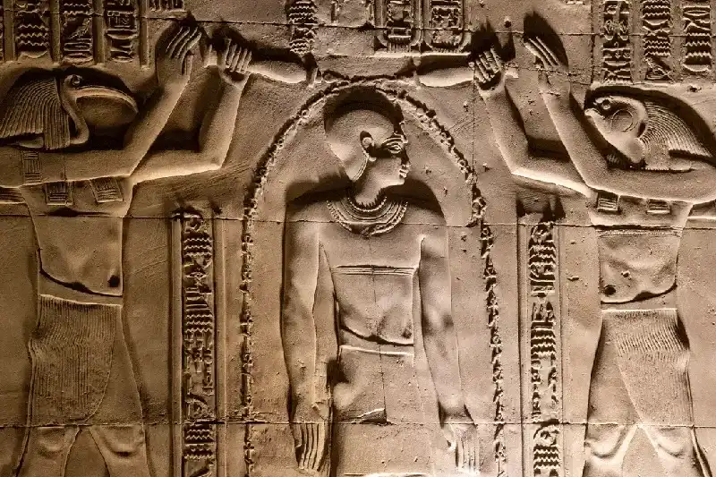 Kom Ombo, Ägypten: Relief von Thot und Horus, die den Pharao Ptolemäus im Tempel von Kom Ombo reinigen, Assuan, Ägypten.