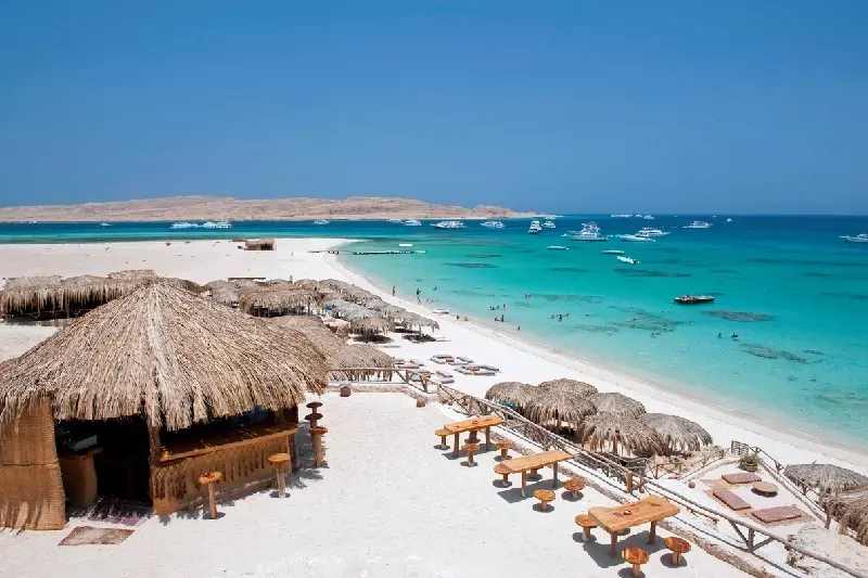 Wunderschöner Sandstrand auf Giftun Island in der Nähe von Hurghada, Rotes Meer, Ägypten.