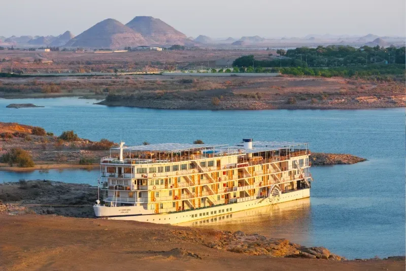 Ein Boot auf dem Nassersee nahe Abu Simbel in Ägypten.