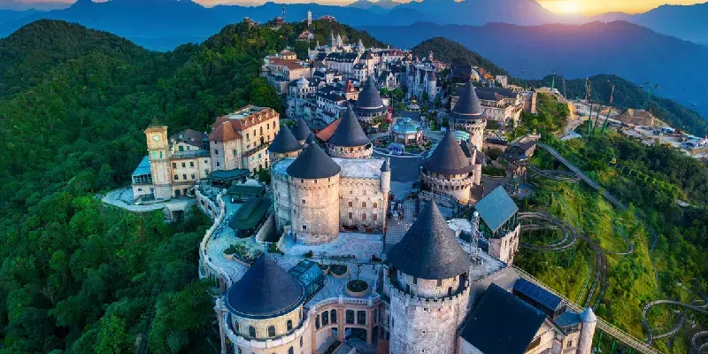 Vista aérea del pueblo francés en Ba Na Hills, Da Nang, Vietnam.