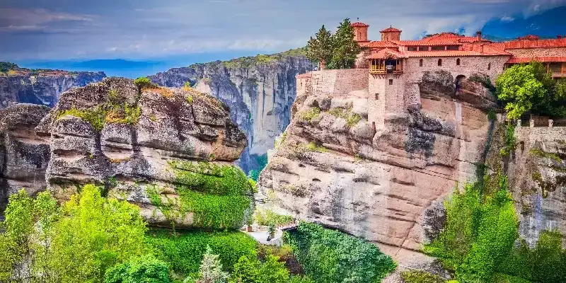 kalambaka-grecia-formaciones-rocosas-arenisca-meteora-monasterio-varlaam