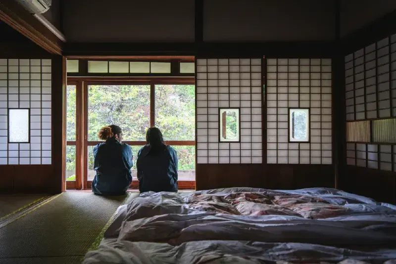 Huéspedes masculinos y femeninos en un ryokan de Tokio