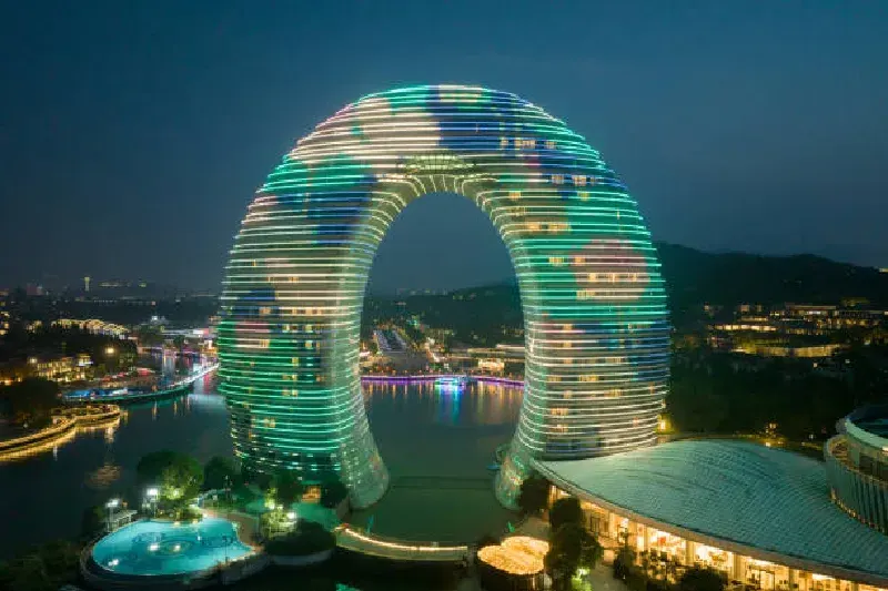 Beleuchtetes Sheraton Taihu Hot Spring Resort bei Nacht, mit funkelnden Lichtern und entspannter Atmosphäre