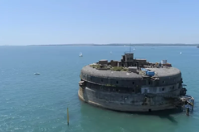 Verlassenes Meeresfort im Solent, Großbritannien, aus der Vogelperspektive, umgeben von Wasser
