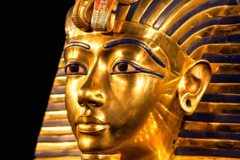 L'iconica maschera funeraria dorata di Tutankhamon, simbolo di potere e protezione nell'antica arte funeraria egizia.