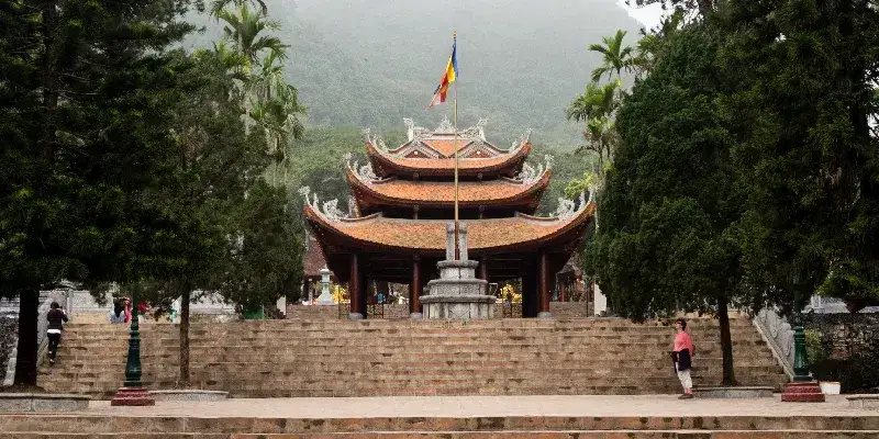 La niebla cayendo sobre la pagoda Thien Tru, uno de los templos budistas que forman parte del complejo de la Pagoda del Perfume.