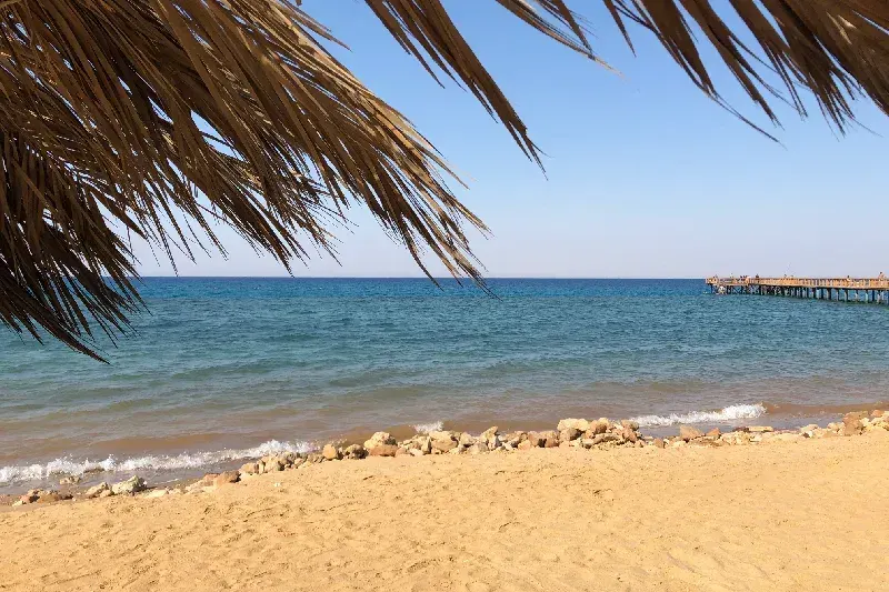 Sandstrand von Ain Sokhna am Roten Meer in Ägypten