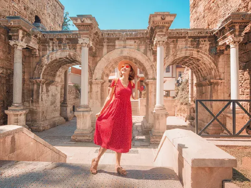 una turista alla rovine di Antalya , Adalia 