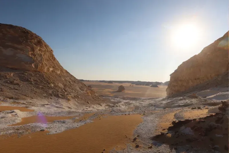 Beeindruckende Fels- und Sandformationen in der Bahariya-Oase in Ägypten, geformt von Wind und Erosion in der Wüstenlandschaft.