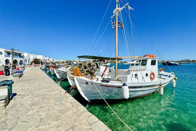 Barcos en el pueblo de Antiparos, isla de Antiparos, Grecia.