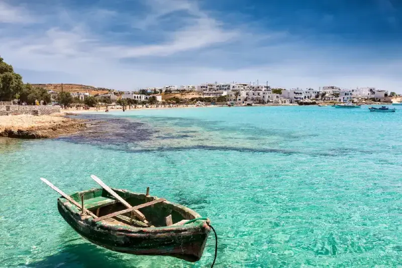 Vista del puerto y la playa de la isla de Ano Koufonisi, Koufonisia.