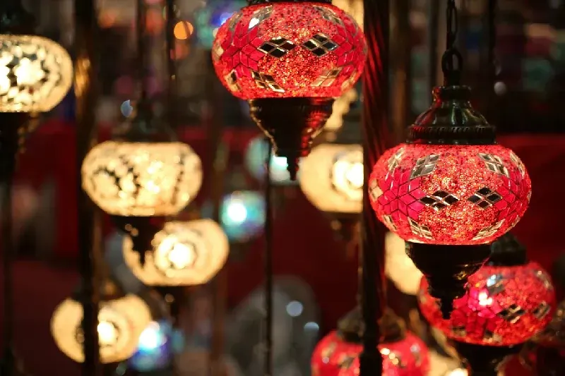 Viele traditionelle orientalische Lampen hängen von der Decke
