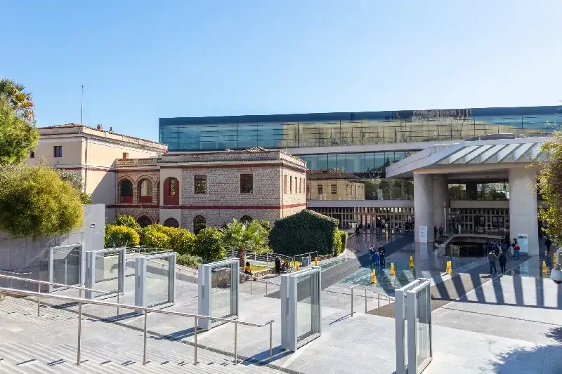 Haupteingang des Akropolismuseums in Athen bei sonnigem Wetter am Morgen.