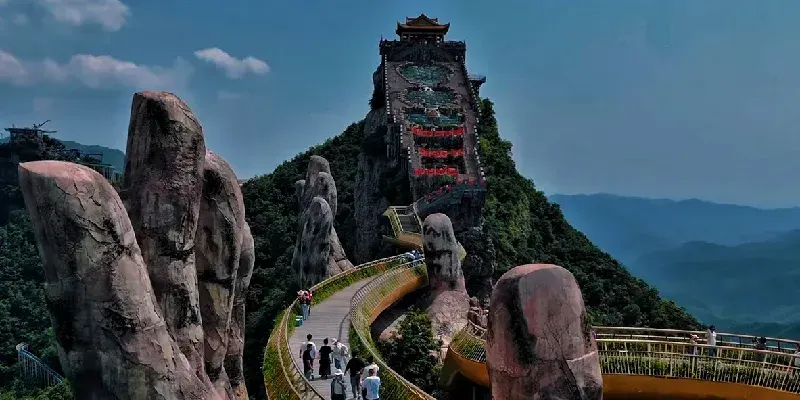 La pagoda Linh Ung en Ba Na Hills, un destino favorito de los turistas.