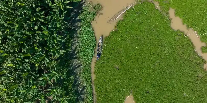 Foto aérea abstracta de un río tranquilo en el campo de la provincia de An Giang, en el Mekong.