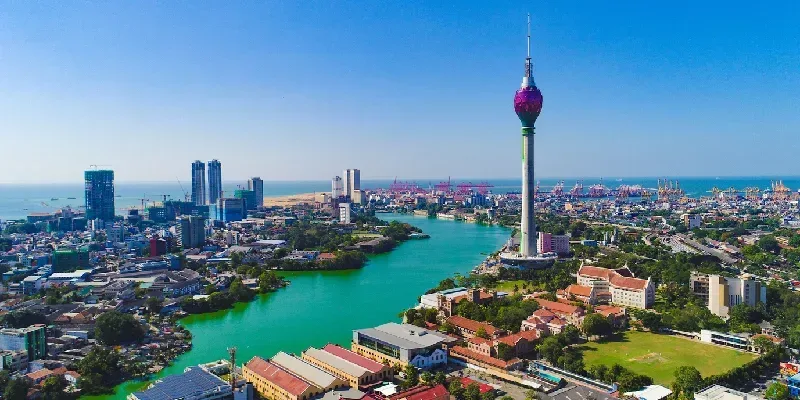 Vista del skyline de la ciudad de Colombo con edificios de arquitectura moderna, incluyendo las Lotus Towers.