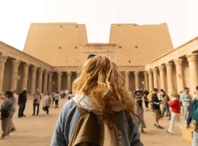 Turista entrando en el templo de Horus en Edfu, Egipto. Esna y Asuán, Egipto.