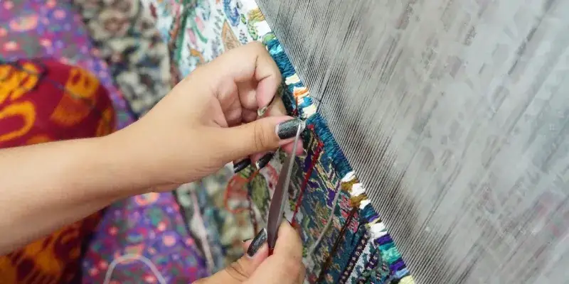 Produzione artigianale di un tappeto in stile Bukhara a Bukhara, Uzbekistan